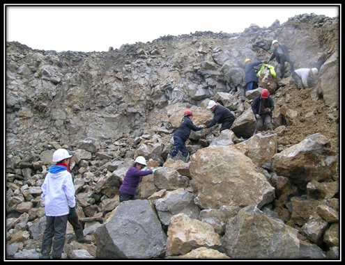 La formation des roches et les minéralisations de baryte dans la carrière de Lompret. 